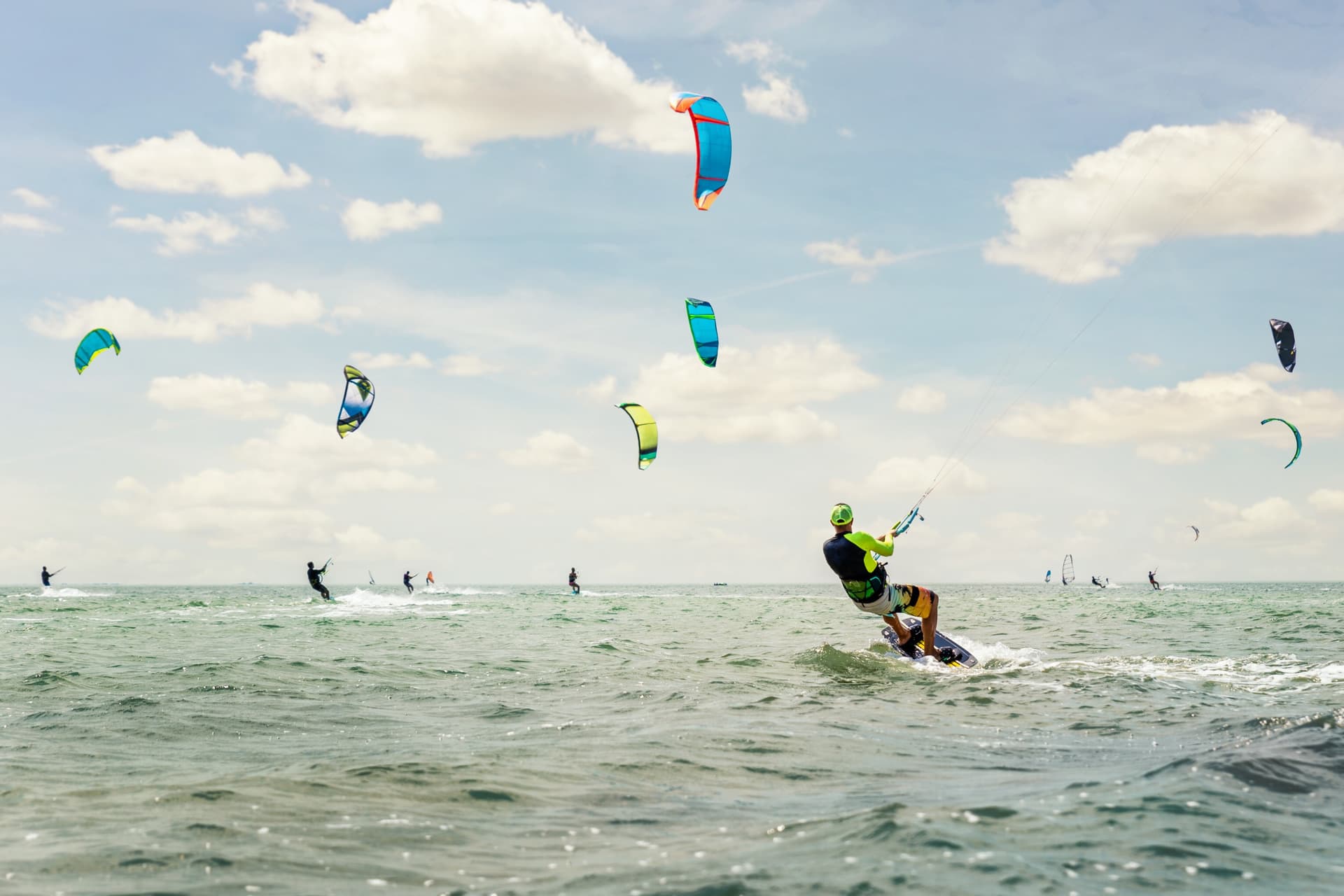 Dónde y cuándo hacer kitesurf en Brasil